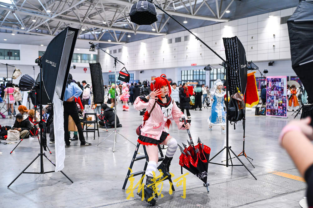 漫展新風(fēng)口 攝影攤位引領(lǐng)現(xiàn)場(chǎng)定妝拍攝熱潮